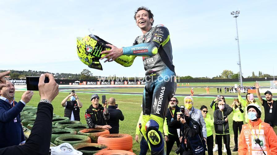 Valentino Rossi Sapa Penggemarnya Seusai Balap